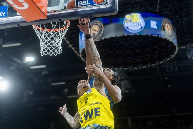 Oldenburg, Lower Saxony, DEU, 25 04 2026, Michale Kyser left, EWE Baskets Oldenburg and Osun Osunniyi right, MLP Academics Heidelberg , EWE Baskets Oldenburg vs MLP Academics Heidelberg Basketball 1 Basketball Bundesliga Season 2025 2026, Matchday 31, Grosse EWE Arena EWE Baskets Oldenburg vs MLP Academics Heidelberg www.andreas-burmann.de