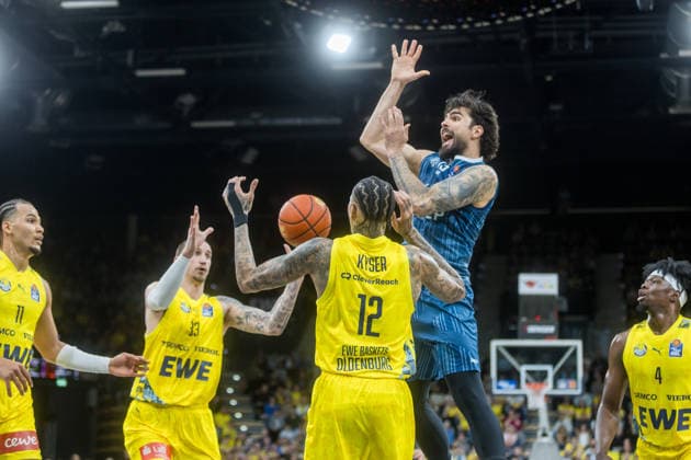 Oldenburg, Lower Saxony, DEU, 25 04 2026, Marcel Keßen MLP Academics Heidelberg with from left Nicholas Tischler EWE Baskets Oldenburg , Tomislav Zubcic EWE Baskets Oldenburg , Michale Kyser EWE Baskets Oldenburg and Brian Fobbs right, EWE Baskets Oldenburg EWE Baskets Oldenburg vs MLP Academics Heidelberg Basketball 1 Basketball Bundesliga Season 2025 2026, Matchday 31, Grosse EWE Arena EWE Baskets Oldenburg vs MLP Academics Heidelberg www.andreas-burmann.de