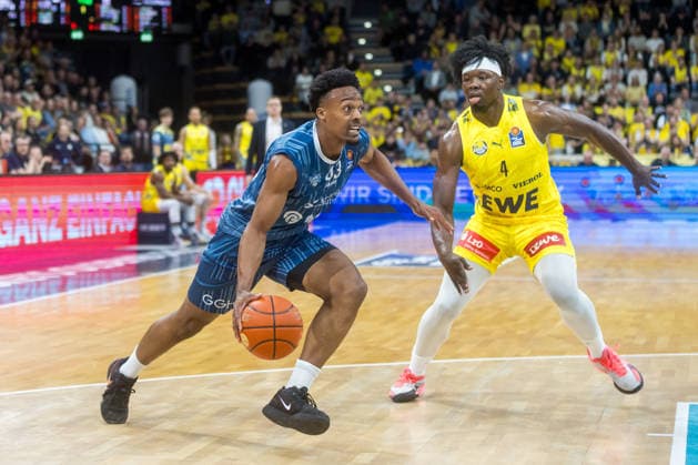 Oldenburg, Lower Saxony, DEU, 25 04 2026, Eric Reed II left, MLP Academics Heidelberg and Brian Fobbs right, EWE Baskets Oldenburg EWE Baskets Oldenburg vs MLP Academics Heidelberg Basketball 1 Basketball Bundesliga Season 2025 2026, Matchday 31, Grosse EWE Arena EWE Baskets Oldenburg vs MLP Academics Heidelberg www.andreas-burmann.de