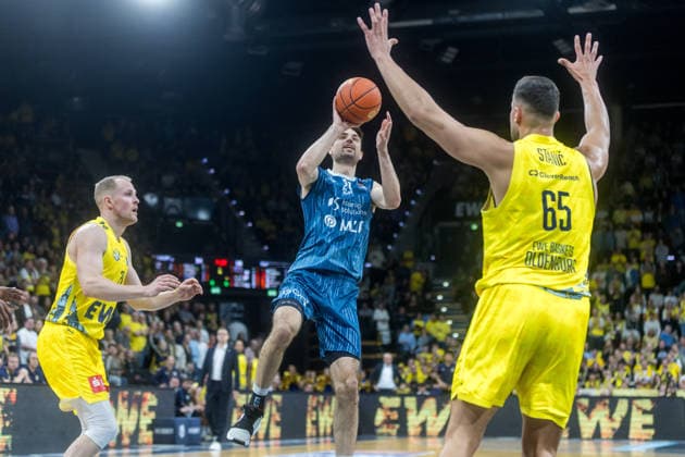 Oldenburg, Lower Saxony, DEU, 25 04 2026, Mateo Seric center, MLP Academics Heidelberg , Filip Stanic right, EWE Baskets Oldenburg and Seth Hinrichs left, EWE Baskets Oldenburg EWE Baskets Oldenburg vs MLP Academics Heidelberg Basketball 1 Basketball Bundesliga Season 2025 2026, Matchday 31, Grosse EWE Arena EWE Baskets Oldenburg vs MLP Academics Heidelberg www.andreas-burmann.de