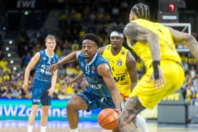 Oldenburg, Lower Saxony, DEU, 25 04 2026, Eric Reed II 2 from left, MLP Academics Heidelberg and Brian Fobbs 2 from right, EWE Baskets Oldenburg EWE Baskets Oldenburg vs MLP Academics Heidelberg Basketball 1 Basketball Bundesliga Season 2025 2026, Matchday 31, Grosse EWE Arena EWE Baskets Oldenburg vs MLP Academics Heidelberg www.andreas-burmann.de