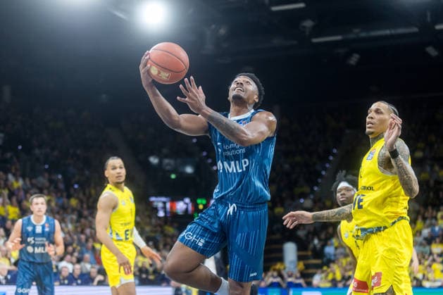 Oldenburg, Lower Saxony, DEU, 25 04 2026, Eric Reed II center, MLP Academics Heidelberg , Michale Kyser right, EWE Baskets Oldenburg and Nicholas Tischler left, EWE Baskets Oldenburg EWE Baskets Oldenburg vs MLP Academics Heidelberg Basketball 1 Basketball Bundesliga Season 2025 2026, 31 Matchday, Grosse EWE Arena EWE Baskets Oldenburg vs MLP Academics Heidelberg www.andreas-burmann.de