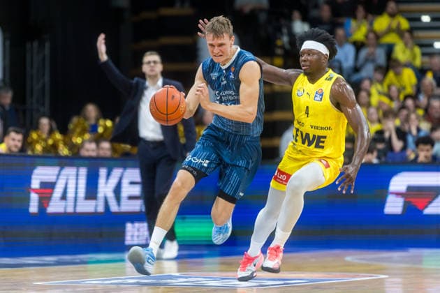 Oldenburg, Lower Saxony, DEU, 25 04 2026, Niklas Würzner left, MLP Academics Heidelberg and Brian Fobbs right, EWE Baskets Oldenburg , EWE Baskets Oldenburg vs MLP Academics Heidelberg Basketball 1 Basketball Bundesliga Season 2025 2026, Matchday 31, Grosse EWE Arena EWE Baskets Oldenburg vs MLP Academics Heidelberg www.andreas-burmann.de