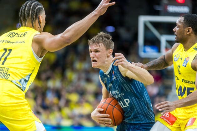 Oldenburg, Lower Saxony, DEU, 25 04 2026, Niklas Würzner center, MLP Academics Heidelberg , Kyle Lofton right, EWE Baskets Oldenburg and Nicholas Tischler left, EWE Baskets Oldenburg , EWE Baskets Oldenburg vs MLP Academics Heidelberg Basketball 1 Basketball Bundesliga Season 2025 2026, 31 Matchday, Grosse EWE Arena EWE Baskets Oldenburg vs MLP Academics Heidelberg www.andreas-burmann.de