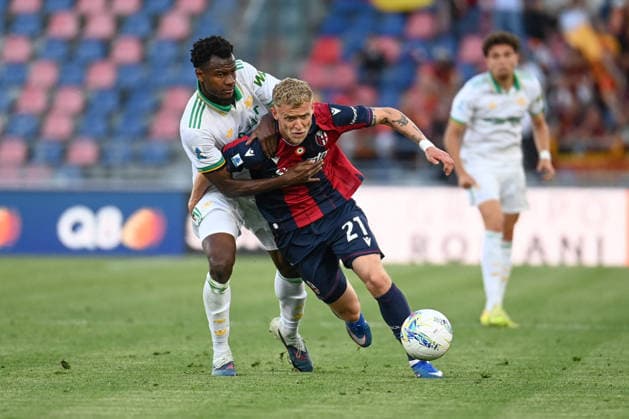 CALCIO - Serie A - Bologna FC vs AS Roma Jens Odgaard (Bologna Fc) hindered by Ndicka Evan (As Roma) during Bologna FC vs AS Roma, Italian soccer Serie A match in Bologna, Italy, April 25 2026 Bologna Italy  Copyright: xIPAxSport ABACAx