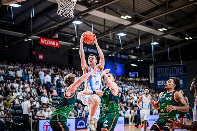 easycredit BBL Basketball Bundesliga 2025 2026 31 Matchday 25 04 2026 Science City Jena vs VET CONCEPT Gladiators Trier Center Lorenz Bank Jena moves to the basket against two opponents, right Marten Linßen Trier Sparkassen Arena