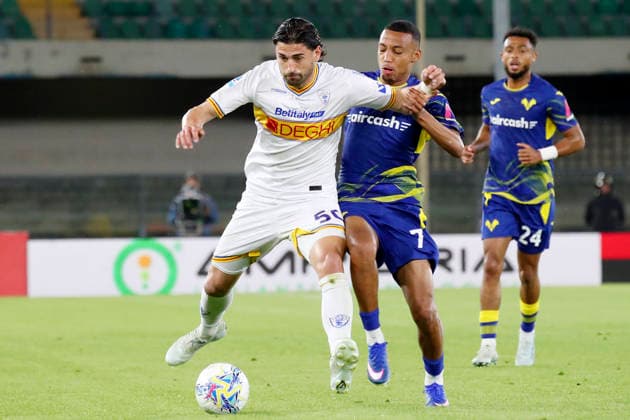 Lecce™s Santiago Pierotti , Verona™s Rafik Belghali during the Serie A soccer match between Hellas Verona and Lecce at the Bentegodi Stadium in Verona, north west Italy - Saturday , April 25 , 2026. - Soccer .  Copyright: xPaolaxGarbuio Lapressex