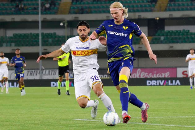 Lecce™s Santiago Pierotti ,Verona™s Andrias Edmundsson during the Serie A soccer match between Hellas Verona and Lecce at the Bentegodi Stadium in Verona, north west Italy - Saturday , April 25 , 2026. - Soccer .  Copyright: xPaolaxGarbuio Lapressex