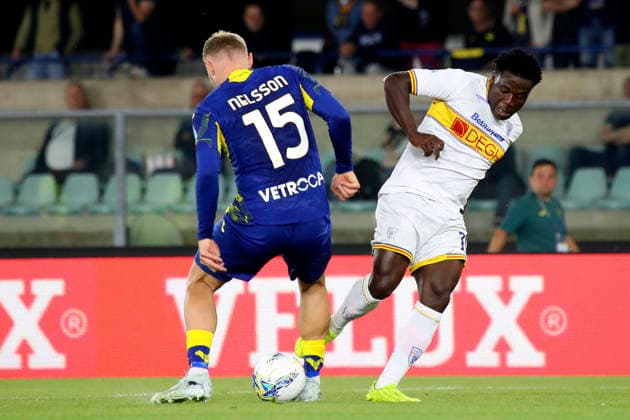 Lecce™s Lameck Bandaduring the Serie A soccer match between Hellas Verona and Lecce at the Bentegodi Stadium in Verona, north west Italy - Saturday , April 25 , 2026. - Soccer .  Copyright: xPaolaxGarbuio Lapressex