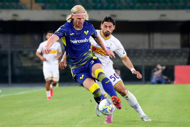 Verona™s Andrias Edmundsson Lecce™s Santiago Pierotti the Serie A soccer match between Hellas Verona and Lecce at the Bentegodi Stadium in Verona, north west Italy - Saturday , April 25 , 2026. - Soccer .  Copyright: xPaolaxGarbuio Lapressex