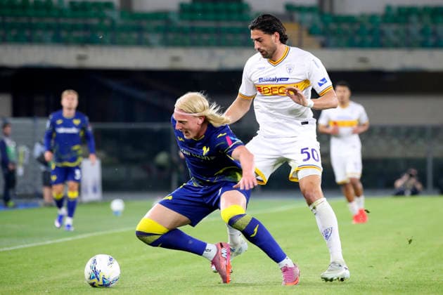 Verona™s Andrias Edmundsson Lecce™s Santiago Pierotti the Serie A soccer match between Hellas Verona and Lecce at the Bentegodi Stadium in Verona, north west Italy - Saturday , April 25 , 2026. - Soccer .  Copyright: xPaolaxGarbuio Lapressex