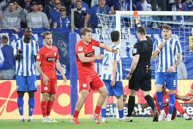 25.04.2026, xtvx, Fussball 2.Bundesliga, SV Darmstadt 98 - SV Elversberg v.l. Rote Karte, red card Patric Pfeiffer (SV Darmstadt 98) Schiedsrichter Richard Hempel (DFL DFB REGULATIONS PROHIBIT ANY USE OF PHOTOGRAPHS as IMAGE SEQUENCES and or QUASI-VIDEO) Darmstadt *** 25 04 2026, xtvx, Soccer 2 Bundesliga, SV Darmstadt 98 SV Elversberg v l Red card, red card Patric Pfeiffer SV Darmstadt 98 Referee Richard Hempel DFL DFB REGULATIONS PROHIBIT ANY USE OF PHOTOGRAPHS as IMAGE SEQUENCES and or QUASI VIDEO Darmstadt