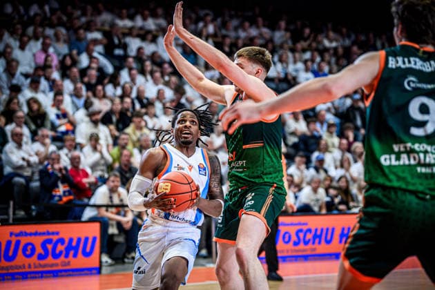 easycredit BBL Basketball Bundesliga 2025 2026 31 Matchday 25 04 2026 Science City Jena vs VET CONCEPT Gladiators Trier v li Uchenna Iroegbu Jena on the ball against Marten Linßen Trier Sparkassen Arena