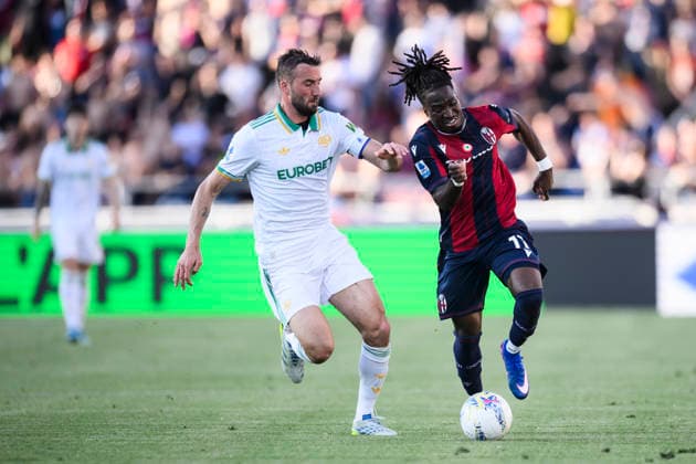 Bologna FC v AS Roma - Serie A Bryan Cristante of AS Roma competes for the ball with Jonathan Rowe of Bologna FC during the Serie A football match between Bologna FC and AS Roma. Bologna Italy Copyright: xNicolòxCampox