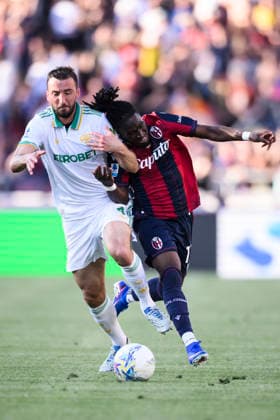 Bologna FC v AS Roma - Serie A Bryan Cristante of AS Roma competes for the ball with Jonathan Rowe of Bologna FC during the Serie A football match between Bologna FC and AS Roma. Bologna Italy Copyright: xNicolòxCampox