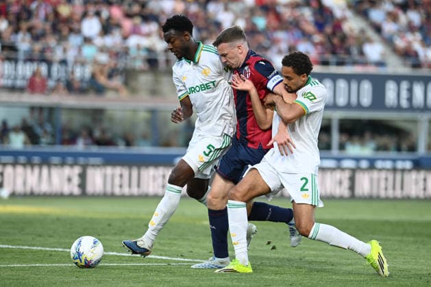 Lewis Ferguson (Bologna Fc) in action hindered by Ndicka Evan and Rensch Devyne (As Roma) during Bologna FC vs AS Roma, Italian soccer Serie A match in Bologna, Italy, April 25 2026  Copyright: xGianlucaxRicci IPAxSportx xipa-agency.netx xx IPA_74229822 IPA_Agency_IPA74229822