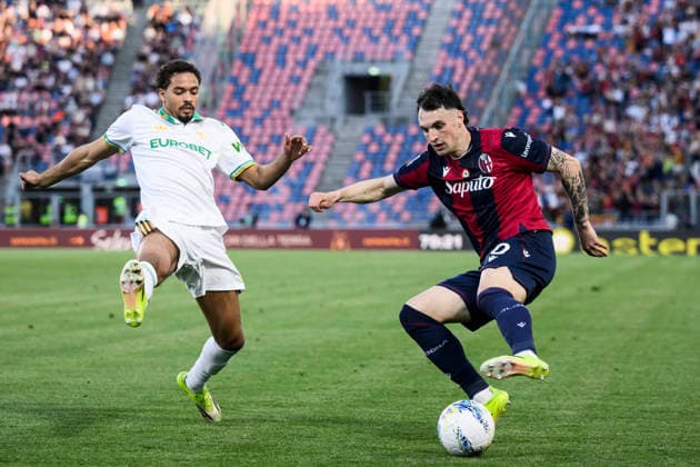 Bologna FC v AS Roma - Serie A Nadir Zortea of Bologna FC competes for the ball with Devyne Rensch of AS Roma during the Serie A football match between Bologna FC and AS Roma. Bologna Italy Copyright: xNicolòxCampox