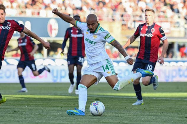 Malen Donyell (As Roma) shooting on goal during Bologna FC vs AS Roma, Italian soccer Serie A match in Bologna, Italy, April 25 2026  Copyright: xGianlucaxRicci IPAxSportx xipa-agency.netx xx IPA_74229758 IPA_Agency_IPA74229758