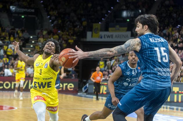 Oldenburg, Lower Saxony, DEU, 25 04 2026, Christopher Clemons left, EWE Baskets Oldenburg , Eric Reed II center, MLP Academics Heidelberg and Marcel Keßen right, MLP Academics Heidelberg EWE Baskets Oldenburg vs MLP Academics Heidelberg Basketball 1 Basketball Bundesliga Season 2025 2026, 31 Matchday, Grosse EWE Arena EWE Baskets Oldenburg vs MLP Academics Heidelberg www.andreas-burmann.de