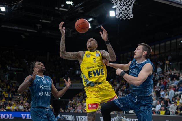 GER, Basketball, easy Credit BBL, EWE Baskets Oldenburg vs MHP Academics Heidelberg 25 04 2026, EWE Arena, Oldenburg, GER, easy Credit BBL, EWE Baskets Oldenburg vs MLP Academics Heidelberg, pictured Michale KYSER EWE Baskets Oldenburg 12 Ryan MIKESELL MLP Academics Heidelberg 33 Osun OSUNNIYI MLP Academics Heidelberg 12 nordphotoxgmbhx xRojahn nph00310