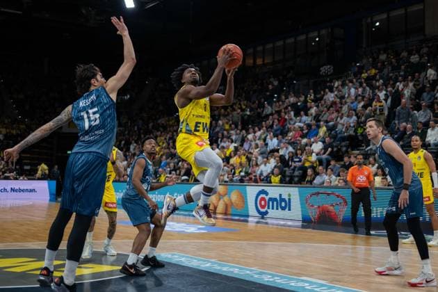 GER, Basketball, easy Credit BBL, EWE Baskets Oldenburg vs MHP Academics Heidelberg 25 04 2026, EWE Arena, Oldenburg, GER, easy Credit BBL, EWE Baskets Oldenburg vs MLP Academics Heidelberg, in the picture Chris CLEMONS EWE Baskets Oldenburg 3 Marcel KEßEN KESZEN MLP Academics Heidelberg 15 nordphotoxgmbhx xRojahn nph00310