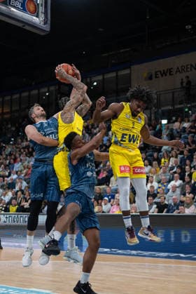 GER, Basketball, easy Credit BBL, EWE Baskets Oldenburg vs MHP Academics Heidelberg 25 04 2026, EWE Arena, Oldenburg, GER, easy Credit BBL, EWE Baskets Oldenburg vs MLP Academics Heidelberg, pictured Michale KYSER EWE Baskets Oldenburg 12 Paul ZIPSER MLP Academics Heidelberg 9 Chris CLEMONS EWE Baskets Oldenburg 3 Eric REED Jr MLP Academics Heidelberg 43 nordphotoxgmbhx xRojahn nph00310