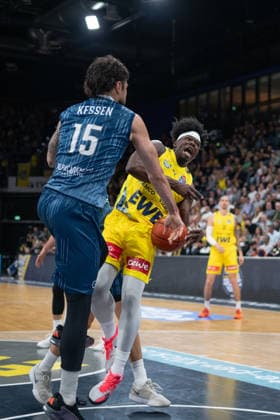 GER, Basketball, easy Credit BBL, EWE Baskets Oldenburg vs MHP Academics Heidelberg 25 04 2026, EWE Arena, Oldenburg, GER, easy Credit BBL, EWE Baskets Oldenburg vs MLP Academics Heidelberg, pictured Brain FOBBS EWE Baskets Oldenburg 4 Marcel KEßEN KESZEN MLP Academics Heidelberg 15 nordphotoxgmbhx xRojahn nph00310