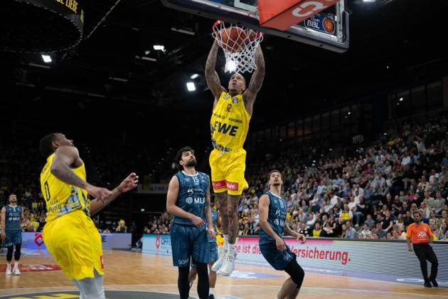 GER, Basketball, easy Credit BBL, EWE Baskets Oldenburg vs MHP Academics Heidelberg 25 04 2026, EWE Arena, Oldenburg, GER, easy Credit BBL, EWE Baskets Oldenburg vs MLP Academics Heidelberg, pictured Michale KYSER EWE Baskets Oldenburg 12 Marcel KEßEN KESZEN MLP Academics Heidelberg 15 nordphotoxgmbhx xRojahn nph00310