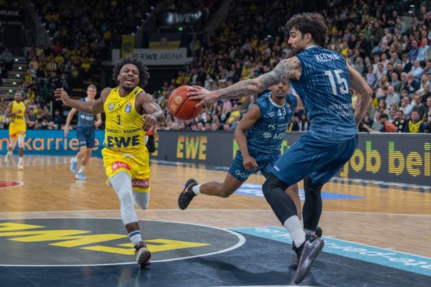 GER, Basketball, easy Credit BBL, EWE Baskets Oldenburg vs MHP Academics Heidelberg 25 04 2026, EWE Arena, Oldenburg, GER, easy Credit BBL, EWE Baskets Oldenburg vs MLP Academics Heidelberg, in the picture Chris CLEMONS EWE Baskets Oldenburg 3 Marcel KEßEN KESZEN MLP Academics Heidelberg 15 Eric REED Jr MLP Academics Heidelberg 43 nordphotoxgmbhx xRojahn nph00310