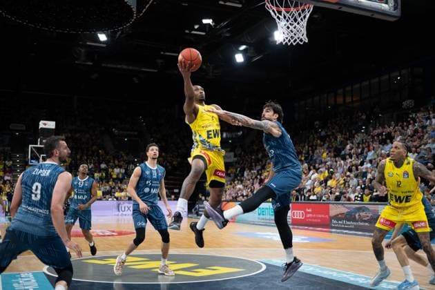 GER, Basketball, easy Credit BBL, EWE Baskets Oldenburg vs MHP Academics Heidelberg 25 04 2026, EWE Arena, Oldenburg, GER, easy Credit BBL, EWE Baskets Oldenburg vs MLP Academics Heidelberg, in the picture Dakarai TUCKER EWE Baskets Oldenburg 7 Marcel KEßEN KESZEN MLP Academics Heidelberg 15 Samuell WILLIAMSON MLP Academics Heidelberg 10 Paul ZIPSER MLP Academics Heidelberg 9 Michale KYSER EWE Baskets Oldenburg 12 nordphotoxgmbhx xRojahn nph00310
