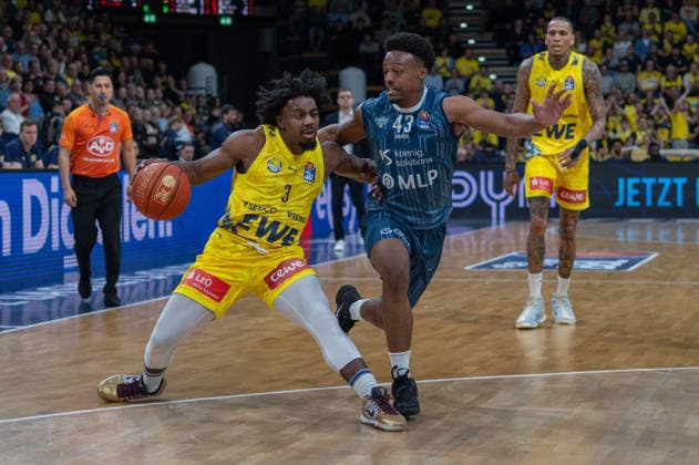 GER, Basketball, easy Credit BBL, EWE Baskets Oldenburg vs MHP Academics Heidelberg 25 04 2026, EWE Arena, Oldenburg, GER, easy Credit BBL, EWE Baskets Oldenburg vs MLP Academics Heidelberg, in the picture Chris CLEMONS EWE Baskets Oldenburg 3 Eric REED Jr MLP Academics Heidelberg 43 nordphotoxgmbhx xRojahn nph00310