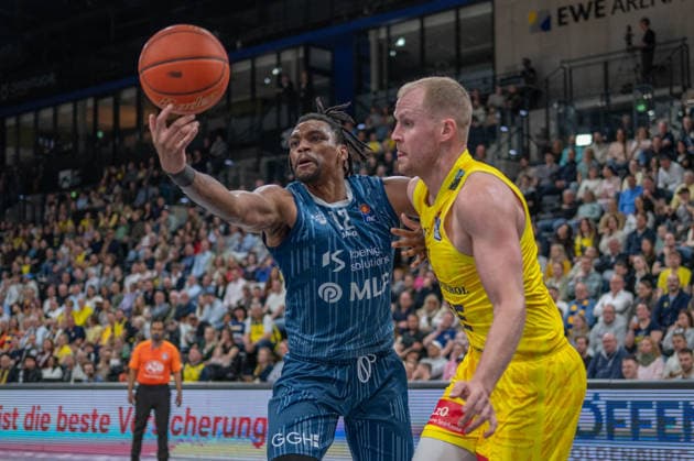 GER, Basketball, easy Credit BBL, EWE Baskets Oldenburg vs MHP Academics Heidelberg 25 04 2026, EWE Arena, Oldenburg, GER, easy Credit BBL, EWE Baskets Oldenburg vs MLP Academics Heidelberg, pictured Osun OSUNNIYI MLP Academics Heidelberg 12 Seth HINRICHS EWE Baskets Oldenburg 21 nordphotoxgmbhx xRojahn nph00310