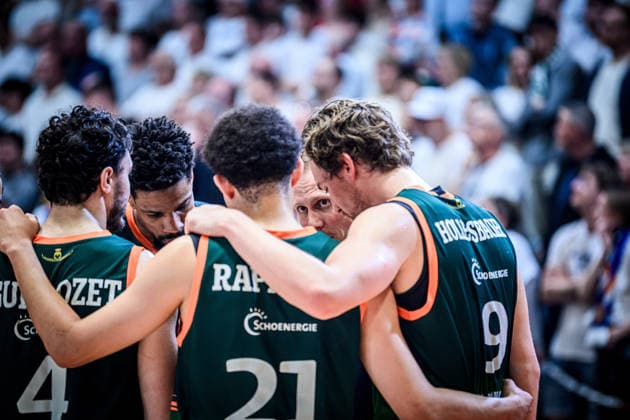 easycredit BBL Basketball Bundesliga 2025 2026 31 Matchday 25 04 2026 Science City Jena vs VET CONCEPT Gladiators Trier Trier coach Jacques Schneider speaks to his team Sparkassen Arena