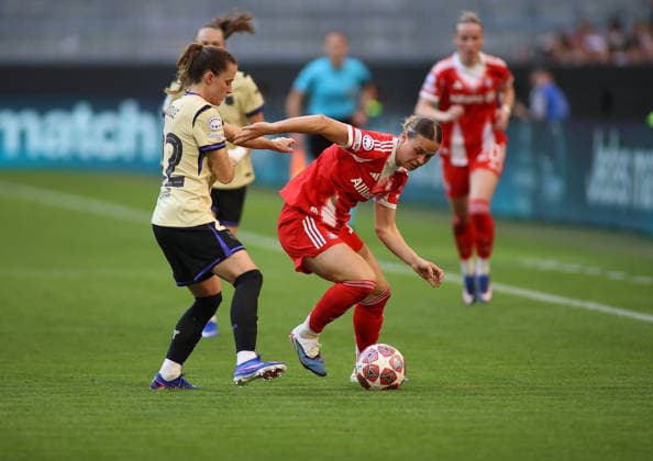 Football, Women, Womens Champions League, semi-final first leg, 2025 2026 season, FC Bayern Munich FC Barcelona, Allianz Arena Ona Batlle FC Barcelona left with Klara Bühl Buehl FC Bayern Munich right in a duel for the ball