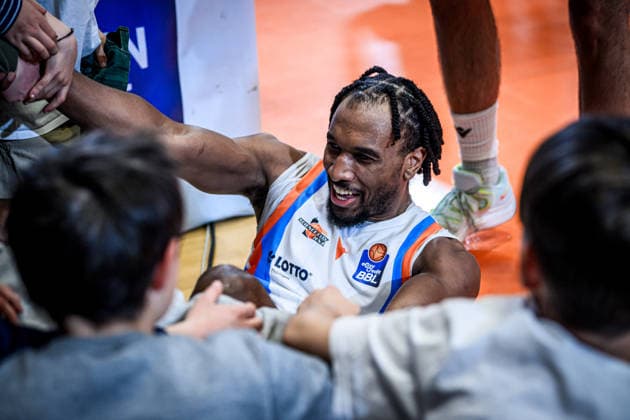 easycredit BBL Basketball Bundesliga 2025 2026 31 Matchday 25 04 2026 Science City Jena vs VET CONCEPT Gladiators Trier Jena player Keith Braxton lies on the ground Several children help him up Sparkassen Arena