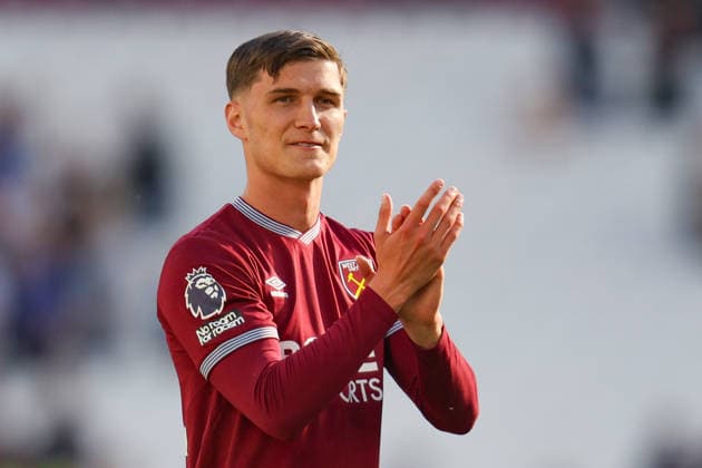 LONDON, ENGLAND, APRIL 25: Freddie Potts of West Ham United applauds the fans during the Premier League match between West Ham United and Everton at London Stadium on April 25th, 2026 in London, England (Photo by Alexander Canillas Sports Press Photo) Copyright: xAlexanderxCanillas SPPx Sportspressphoto_SPR136063