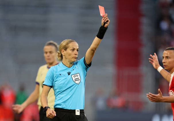 Ivana Martincic Schiedsrichter , Kett Franziska macht Foul auf Salma Paralluelo ( Haare ) , Rote Karte , Fc Bayern München-Barcelona Halbfinal Women Champions League , Frauen Fußball , in den Allianz Arena Stadion, in München , Bayern , Deutschland. April 25 , 2026 . Photo by: Davide Elias IPA Photo Pressefoto DENL Copyright: xDavidexEliasx