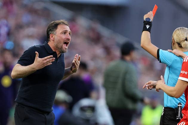 Barcala Jose Trainer FC Bayern , Kett Franziska macht Foul auf Salma Paralluelo ( Haare ) , Rote Karte , Fc Bayern München-Barcelona Halbfinal Women Champions League , Frauen Fußball , in den Allianz Arena Stadion, in München , Bayern , Deutschland. April 25 , 2026 . Photo by: Davide Elias IPA Photo Pressefoto DENL Copyright: xDavidexEliasx