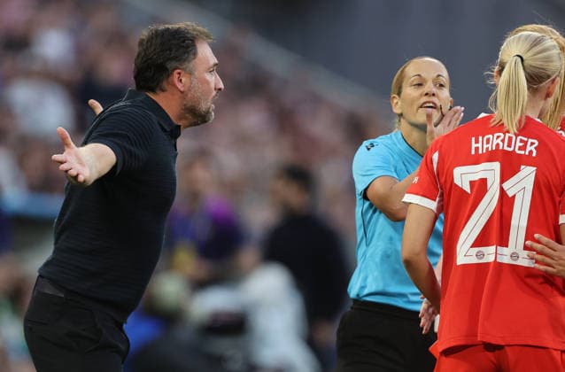 Barcala Jose Trainer FC Bayern , Kett Franziska macht Foul auf Salma Paralluelo ( Haare ) , Rote Karte , Fc Bayern München-Barcelona Halbfinal Women Champions League , Frauen Fußball , in den Allianz Arena Stadion, in München , Bayern , Deutschland. April 25 , 2026 . Photo by: Davide Elias IPA Photo Pressefoto DENL Copyright: xDavidexEliasx