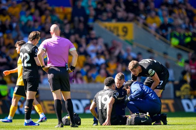 Wolverhampton Wanderers v Tottenham Hotspur - Premier League Dominic Solanke of Tottenham Hotspur receives treatment and is substituted off with an injury during the Premier League match between Wolverhampton Wanderers and Tottenham Hotspur at Molineux in Wolverhampton, United Kingdom, on April 25, 2026. Wolverhampton West Midlands United Kingdom  Copyright: xNewsxImagesx originalFilename:cosgrove-premierl260425_npGD2.jpg