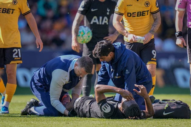 Wolverhampton Wanderers v Tottenham Hotspur - Premier League Yves Bissouma of Tottenham Hotspur receives treatment during the Premier League match between Wolverhampton Wanderers and Tottenham Hotspur at Molineux in Wolverhampton, United Kingdom, on April 25, 2026. Wolverhampton West Midlands United Kingdom  Copyright: xNewsxImagesx originalFilename:cosgrove-premierl260425_npjCX.jpg