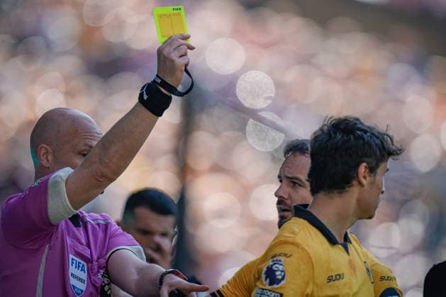 Wolverhampton Wanderers v Tottenham Hotspur - Premier League Referee Anthony Taylor gives a yellow card to Pedro Porro of Tottenham Hotspur and Hugo Bueno of Wolverhampton Wanderers during the Premier League match between Wolverhampton Wanderers and Tottenham Hotspur at Molineux in Wolverhampton, United Kingdom, on April 25, 2026. Wolverhampton West Midlands United Kingdom  Copyright: xNewsxImagesx originalFilename:cosgrove-premierl260425_np9FE.jpg