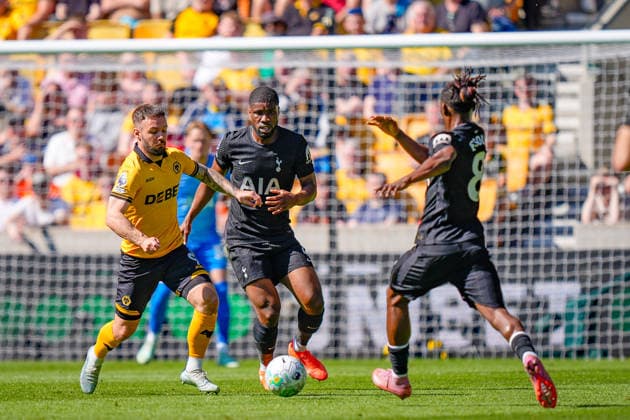 Wolverhampton Wanderers v Tottenham Hotspur - Premier League Adam Armstrong of Wolverhampton Wanderers competes for the ball with Kevin Danso and Yves Bissouma of Tottenham Hotspur during the Premier League match between Wolverhampton Wanderers and Tottenham Hotspur at Molineux in Wolverhampton, United Kingdom, on April 25, 2026. Wolverhampton West Midlands United Kingdom  Copyright: xNewsxImagesx originalFilename:cosgrove-premierl260425_npTGV.jpg