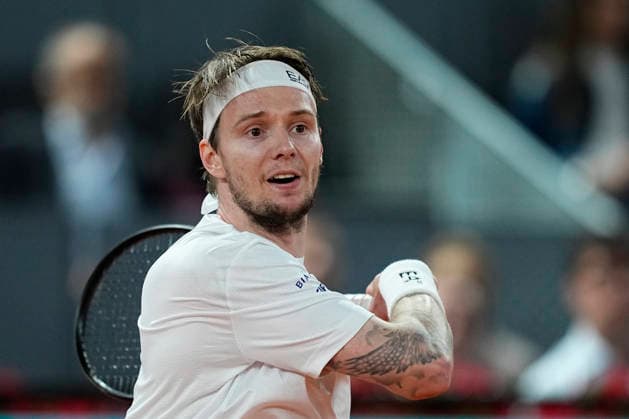 April 25, 2026, Madrid, Madrid, Spain: Alexander Bublik of Kazakhstan plays against Stefanos Tsitsipas of Greece during the Mutua Madrid Open 2026, ATP, Tennis Herren Masters 1000 and WTA, Tennis Damen 1000, at La Caja Magica on April 25, 2026 in Madrid, Spain. Mutua Madrid Open 2026 - Day 6 - ZUMAa181 20260425_zaa_a181_547 Copyright: xOscarxJ.xBarrosox