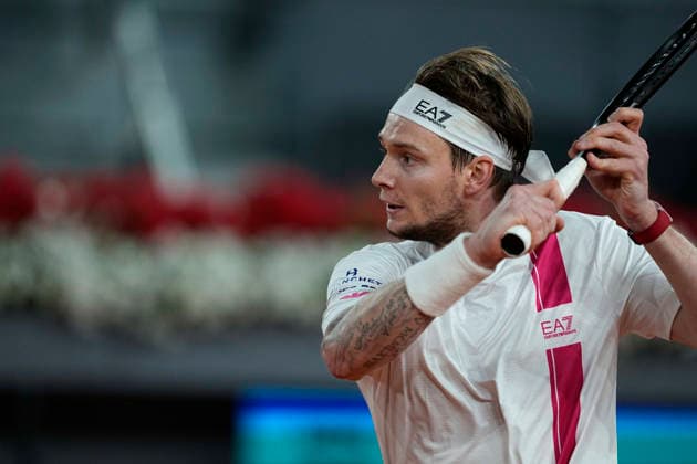 April 25, 2026, Madrid, Madrid, Spain: Alexander Bublik of Kazakhstan plays against Stefanos Tsitsipas of Greece during the Mutua Madrid Open 2026, ATP, Tennis Herren Masters 1000 and WTA, Tennis Damen 1000, at La Caja Magica on April 25, 2026 in Madrid, Spain. Mutua Madrid Open 2026 - Day 6 - ZUMAa181 20260425_zaa_a181_543 Copyright: xOscarxJ.xBarrosox