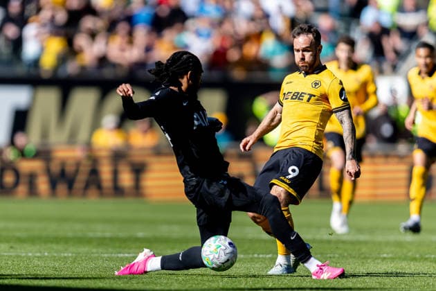 Wolverhampton Wanderers v Tottenham Hotspur, Premier League Wolverhampton Wanderers forward Adam Armstrong (9) plays a pass past Tottenham Hotspur defender Djed Spence (24) during the Premier League match between Wolverhampton Wanderers and Tottenham Hotspur at Molineux, Wolverhampton, UK on 25 April 2026. Wolverhampton Molineux West Midlands UK Editorial use only DataCo restrictions apply See www.football-dataco.com , Copyright: xManjitxNarotrax PSI-24154-0057