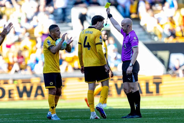 Wolverhampton Wanderers v Tottenham Hotspur, Premier League Referee Anthony Taylor books Wolverhampton Wanderers midfielder Joao Gomes (8) who sarcastically applauds him during the Premier League match between Wolverhampton Wanderers and Tottenham Hotspur at Molineux, Wolverhampton, UK on 25 April 2026. Wolverhampton Molineux West Midlands UK Editorial use only DataCo restrictions apply See www.football-dataco.com , Copyright: xManjitxNarotrax PSI-24154-0061