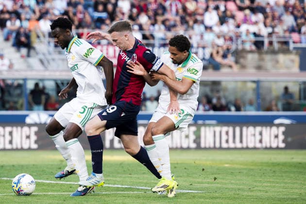 Bologna FC v AS Roma - Serie A Lewis Ferguson of Bologna FC competes for the ball withg Evan Ndicka and Devyne Rensch of AS Roma during the Serie A football match between Bologna FC and AS Roma. Bologna Italy Copyright: xNicolòxCampox