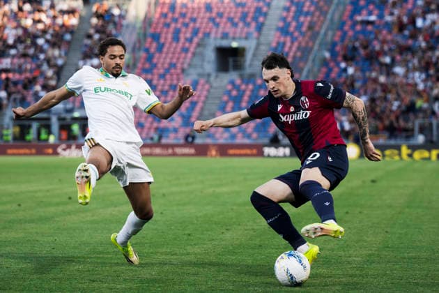 Bologna FC v AS Roma - Serie A Nadir Zortea of Bologna FC competes for the ball with Devyne Rensch of AS Roma during the Serie A football match between Bologna FC and AS Roma. Bologna Italy Copyright: xNicolòxCampox