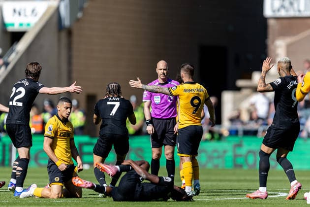 Wolverhampton Wanderers v Tottenham Hotspur, Premier League Players frustrated with referee Anthony Taylor during the Premier League match between Wolverhampton Wanderers and Tottenham Hotspur at Molineux, Wolverhampton, UK on 25 April 2026. Wolverhampton Molineux West Midlands UK Editorial use only DataCo restrictions apply See www.football-dataco.com , Copyright: xManjitxNarotrax PSI-24154-0144